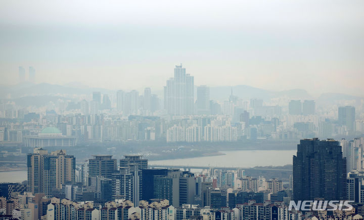 [서울=뉴시스] 김선웅 기자 = 초미세먼지 농도가 한때 나쁠 것으로 예보된 18일 서울 도심이 흐린 모습을 보이고 있다. 2024.02.18. mangusta@newsis.com