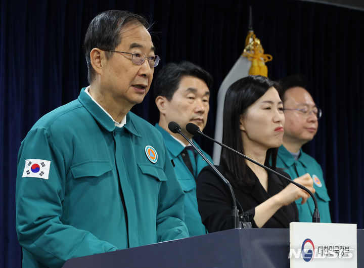 [서울=뉴시스] 김명원 기자 = 한덕수 국무총리가 지난 18일 서울 종로구 정부서울청사에서 '의사집단행동 관련 대국민 담화' 발표를 하는 모습. 2024.02.19 kmx1105@newsis.com