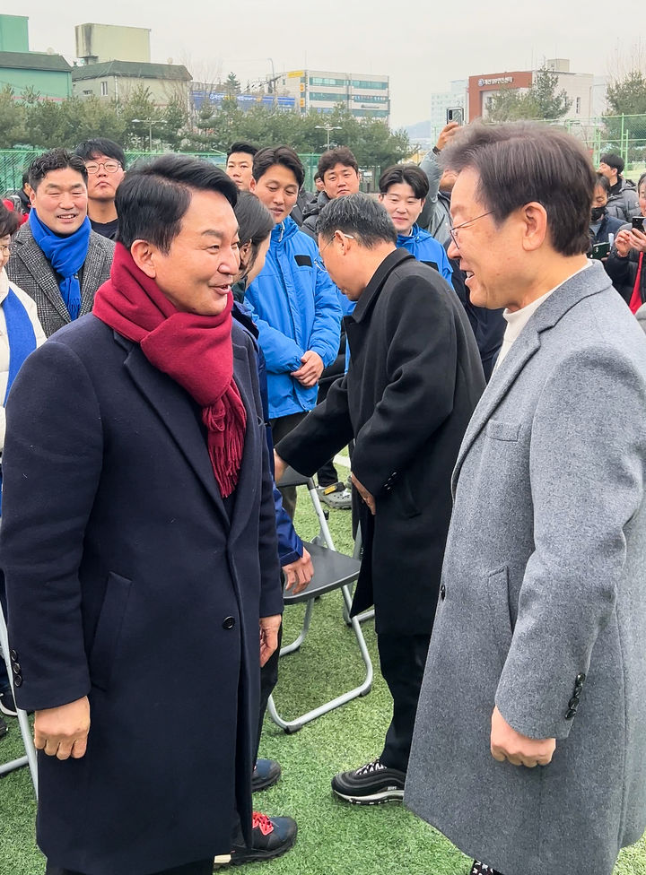 [서울=뉴시스] 이재명 더불어민주당 대표와 원희룡 전 국토교통부 장관이 18일 인천광역시 계양축구협회 시무식에서 만나 인사를 나누고 있다. (사진= 독자 제공) 2024.02.18. photo@newsis.com *재판매 및 DB 금지