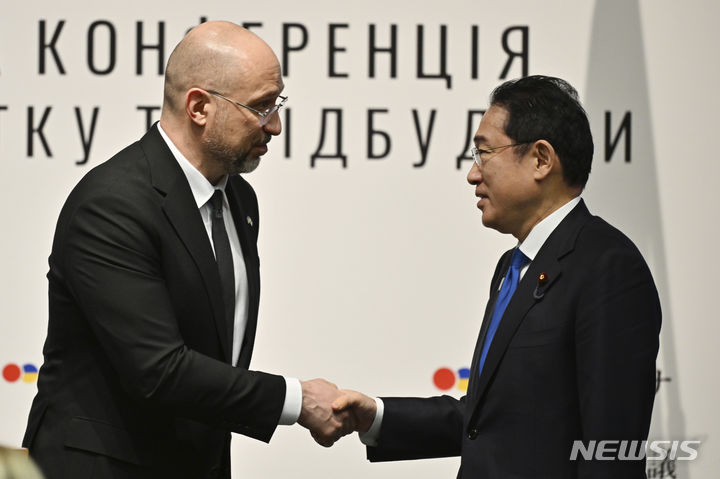 [도쿄=AP/뉴시스]일본과 러시아와 전쟁을 벌이고 있는 우크라이나와 19일 오전 도쿄(東京)에서 경제부흥추진회의를 열었다. 일본은 농업, 지뢰제거, 바이오 등 7개 분야에서 우크라이나를 중점적을 지원할 방침이다. 사진은 이날 회의에 참석한 데니스 슈미할 우크라이나 총리(왼쪽)와 기시다 후미오 일본 총리(오른쪽)가 악수하고 있는 모습. 2024.02.19.