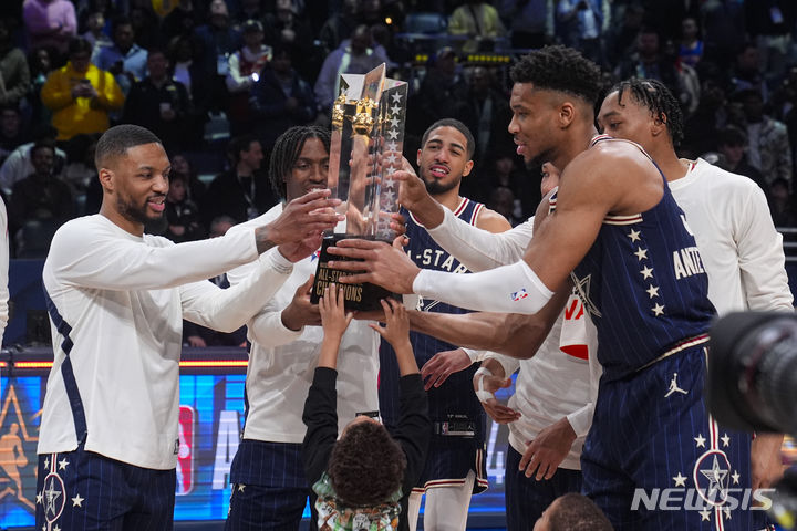 [인디애나폴리스=AP/뉴시스] 미국프로농구(NBA) 동부 콘퍼런스 올스타팀의 주장을 맡은 야니스 아데토쿤보(오른쪽). 2024.02.18.