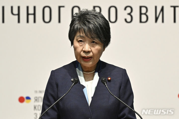[도쿄=AP/뉴시스]가미카와 요코 일본 외무상이 지난달 지난달 19일 도쿄 게이단렌의 한 빌딩에서 열린 우크리아나·일본 경제부흥회의에서 연설하고 있다. 2024.04.16.