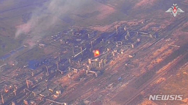 [아우디이우카=AP/뉴시스] 러시아 국방부가 19일(현지시각) 공개한 사진에 우크라이나 동부 아우디이우카의 한 화학공장에서 폭발이 일어나고 있다. 러시아 국방부는 아우디이우카를 완전히 점령했다고 밝혔다. 2024.02.24