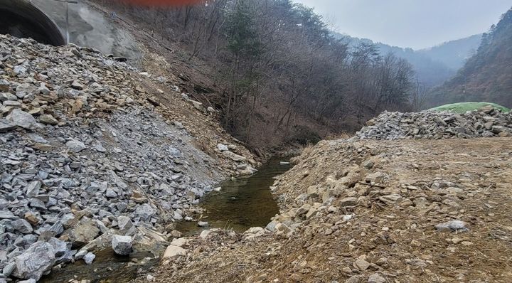 [홍천=뉴시스] 국토교토부 홍천국토관리사무소가 추진하는 홍천-춘천간 5번 국도의 홍천 부사원 인근터널 공사를 진행하면서 임시전용허가 등을 받지 않고 불법으로 공사를 진행한 것으로 드러났다. 사진은 터널공사현장 앞 모습. syi23@newsis.com *재판매 및 DB 금지