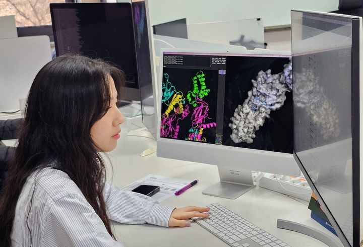 [서울=뉴시스] 인공지능(AI)이 신약 개발에 드는 비용과 시간을 크게 줄일 수 있으며 국내‧외를 막론한 협업으로 AI 활용도를 높일 수 있다는 의견이 나왔다.  (사진=뉴시스 DB) photo@newsis.com *재판매 및 DB 금지