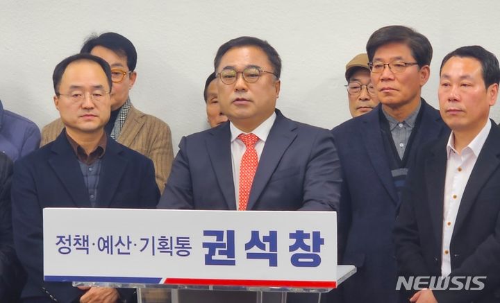 [제천=뉴시스] 이병찬 기자 = 국민의힘 공천 심사에서 탈락한 권석창 전 국회의원이 19일 충북 제천시청 브리핑룸에서 무소속 출마를 선언하고 있다.2024.02.19.bclee@newsis.com