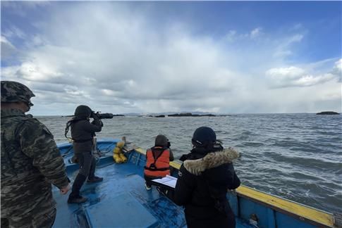 국립수산과학원 고래연구소가 점박이물범의 개체수와 행동특성을 조사하고 있다.&nbsp; *재판매 및 DB 금지