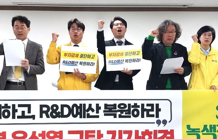 [대전=뉴시스] 조명휘 기자 = 신민기(가운데) 녹색정의당 대전시당 대변인이 19일 오전 전교조 대전지부에서 규탄 회견을 열고 지난 16일 열린 카이스트 졸업식에서 윤석열 대통령 축사 도중 소리를 지르다 경호처 직원들에게 사지가 들려 끌려나간 사건에 대해 설명하고 있다. 2024.02.19. joemedia@newsis.com *재판매 및 DB 금지