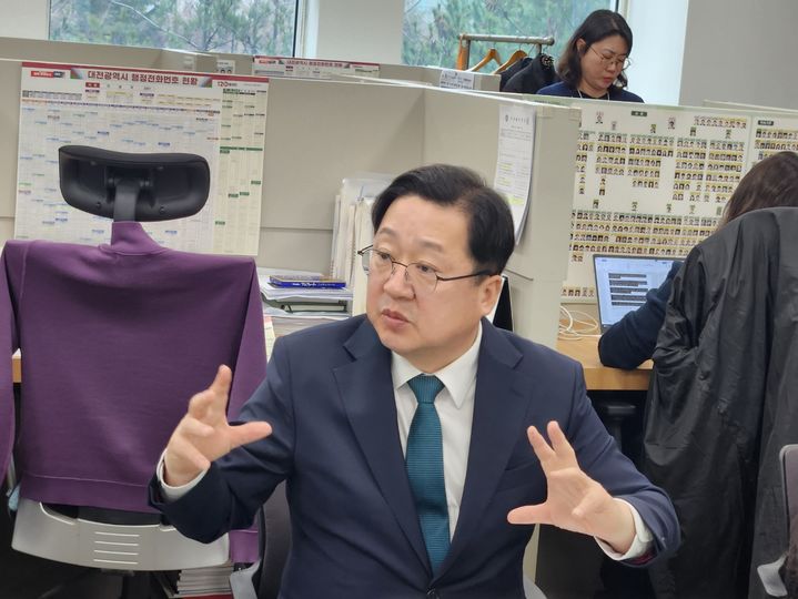 [대전=뉴시스]곽상훈 기자=이장우 대전시장이 19일 시청 기자실에서 간담회를 갖고 있다. 이 자리에서 이 시장은 청주공항 명칭을 '청주대전공항'으로 변경하는 방안을 충북도와 상의했다고 밝혔다. 2024. 02. 19 kshoon0663@newsis.com *재판매 및 DB 금지