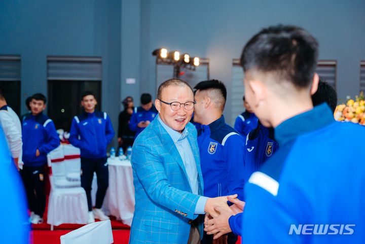 [서울=뉴시스]박항서, 베트남 3부 구단 고문으로 축구계 복귀 (사진 = 디제이매니지먼트 제공)