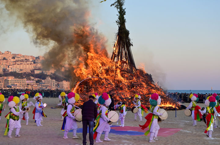 [부산=뉴시스] 지난해 해운대 해수욕장 백사장에서 열린 '제38회 해운대달맞이온천축제' 전경 (사진=해운대구 제공) 2024.02.19. photo@newsis.com *재판매 및 DB 금지