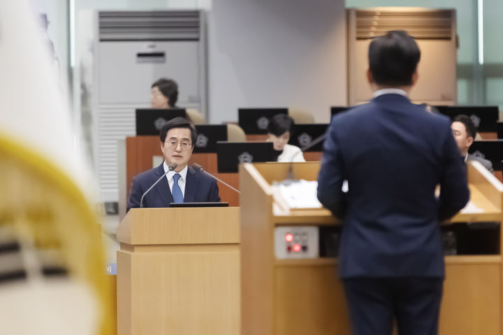 [수원=뉴시스] 19일 오전 경기도의회 본회의장에서 열린 제373회 제2차 본회의에서 김동연 경기도지사가 일문일답을 하고 있다. (사진=경기도 제공) 2024.02.19. photo@newsis.com *재판매 및 DB 금지