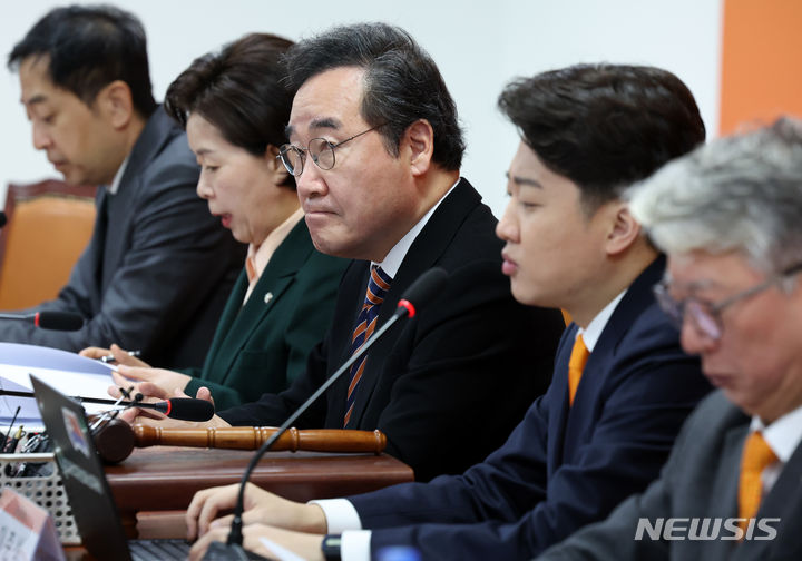 [서울=뉴시스] 이영환 기자 = 이낙연 개혁신당 공동대표가 19일 오전 서울 여의도 국회에서 열린 최고위원회의에서 이준석 공동대표의 발언을 들으며 입을 앙 다물고 있다. 2024.02.19. 20hwan@newsis.com