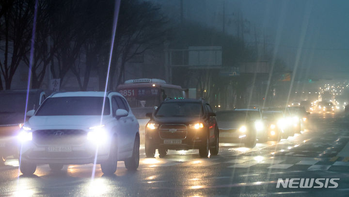 [서울=뉴시스] 여동준 기자 = 새학기 개학일인 오는 4일 월요일은 오전에는 전국에 짙은 안개가 끼다가 늦은 오후부터 제주도·전라권·경남 등에 비가 내리겠다. 2024.03.03. yeodj@newsis.com
