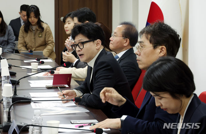 [서울=뉴시스] 조성봉 기자= 한동훈 국민의힘 비대위원장이 19일 오전 서울 여의도 국민의힘 중앙당사에서 열린 비상대책위원회 회의에서 발언을 하고 있다. 2024.02.19. suncho21@newsis.com