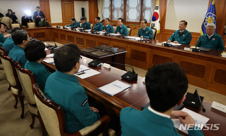 [서울=뉴시스] 배훈식 기자 = 한덕수 국무총리가 19일 오전 서울 종로구 정부서울청사에서 의사집단행동 대응 관계장관회의를 하고 있다. 2024.02.19. dahora83@newsis.com