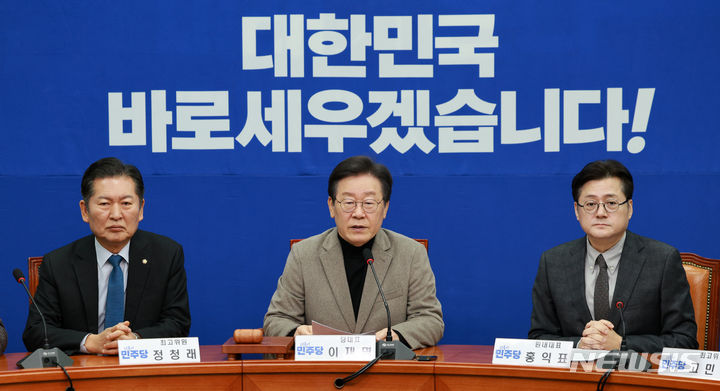 [서울=뉴시스] 고범준 기자 = 이재명 더불어민주당 대표가 19일 오전 서울 여의도 국회에서 열린 최고위원회의에서 발언하고 있다. 2024.02.19. bjko@newsis.com