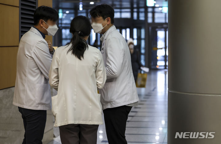 [서울=뉴시스] 정병혁 기자 =서울시내 한 대학병원에서 의료진이 이동하고 있다. 2024.02.19. jhope@newsis.com