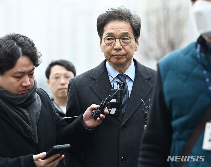 [성남=뉴시스] 수백억원대 임금 및 퇴직금을 체불한 혐의로 구속영장이 청구된 박영우 대유위니아 회장이 2024년 2월19일 경기도 성남시 수원지법 성남지원에서 열린 구속 전 피의자심문(영장실질심사)에 출석하고 있다. 박 회장은 300명이 넘는 근로자들의 임금 및 퇴직금 총 347억원을 체불한 혐의를 받고 있다. (사진=뉴시스 DB). photo@newsis.com