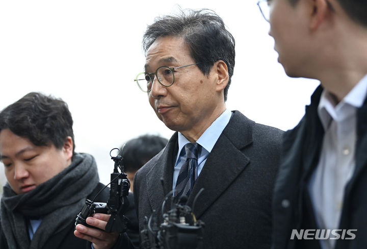 [성남=뉴시스] 김종택 기자 = 수백억원대 임금 및 퇴직금을 체불한 혐의로 구속영장이 청구된 박영우 대유위니아 회장이 19일 경기도 성남시 수원지방법원 성남지원에서 열린 구속 전 피의자심문(영장실질심사)에 출석하고 있다. 박 회장은 300명이 넘는 근로자들의 임금 및 퇴직금 총 347억원을 체불한 혐의를 받는다. 2024.02.19. jtk@newsis.com