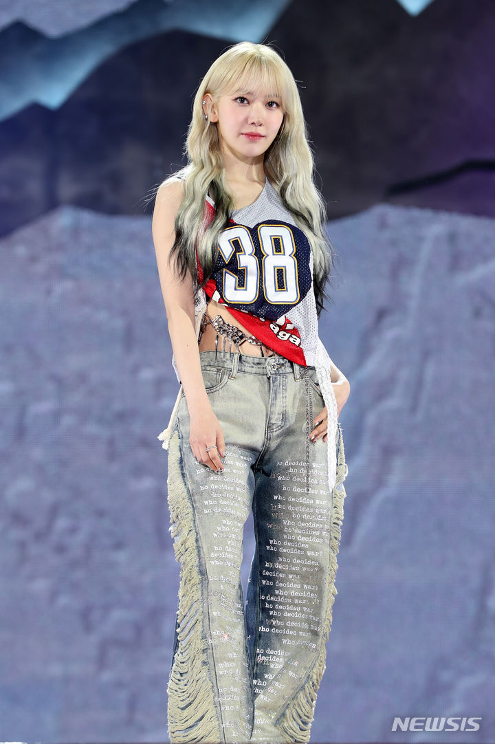 [서울=뉴시스] 김혜진 기자 = 그룹 르세라핌 사쿠라가 19일 오후 서울 성북구 고려대학교 화정체육관에서 열린 세 번째 미니앨범 '이지(EASY)' 발매 기념 쇼케이스에서 포즈를 취하고 있다. 2024.02.19. jini@newsis.com