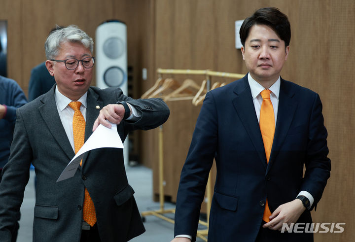 [서울=뉴시스] 고범준 기자 = 이준석 개혁신당 공동대표와 조응천 최고위원이 19일 오후 서울 여의도 국회 소통관에서 릴레이 정책 발표 기자회견을 위해 입장하고 있다. 2024.02.19. bjko@newsis.com