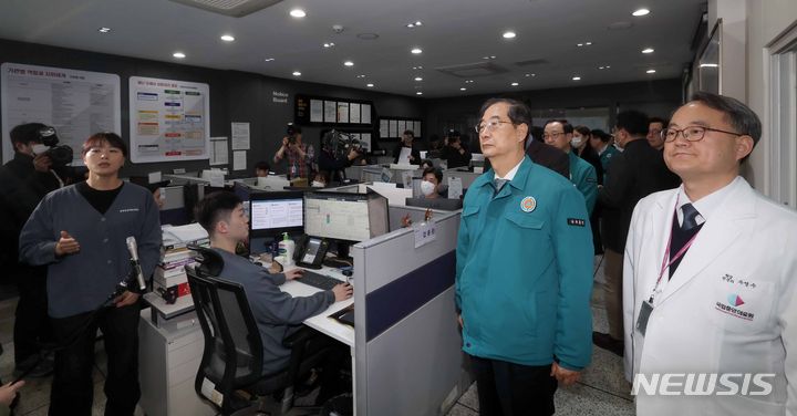 [서울=뉴시스] 정병혁 기자 = 한덕수 국무총리가 지난 19일 서울 중구 국립중앙의료원을 찾아 전공의 집단 의료 거부와 관련해 비상진료 대응상황을 점검하고 있는 모습. 2024.02.19. jhope@newsis.com