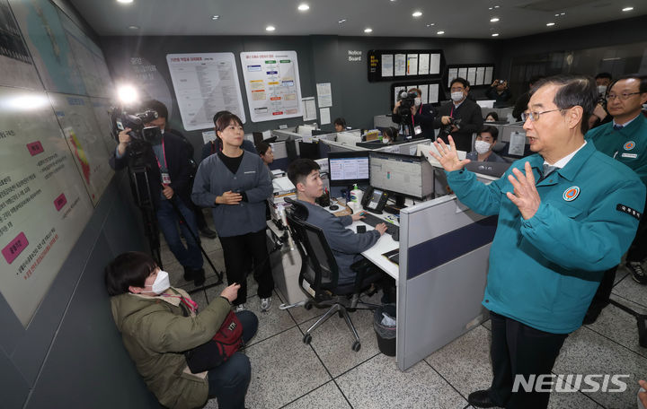 [서울=뉴시스] 정병혁 기자 = 한덕수 국무총리가 19일 서울 중구 국립중앙의료원을 찾아 전공의 집단 의료 거부와 관련해 비상진료 대응상황을 점검하고 있다. 2024.02.19. jhope@newsis.com