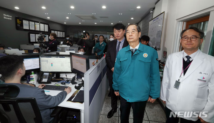 [서울=뉴시스] 정병혁 기자 = 한덕수 국무총리가 19일 서울 중구 국립중앙의료원을 찾아 전공의 집단 의료 거부와 관련해 비상진료 대응상황을 점검하고 있다. 2024.02.19. jhope@newsis.com