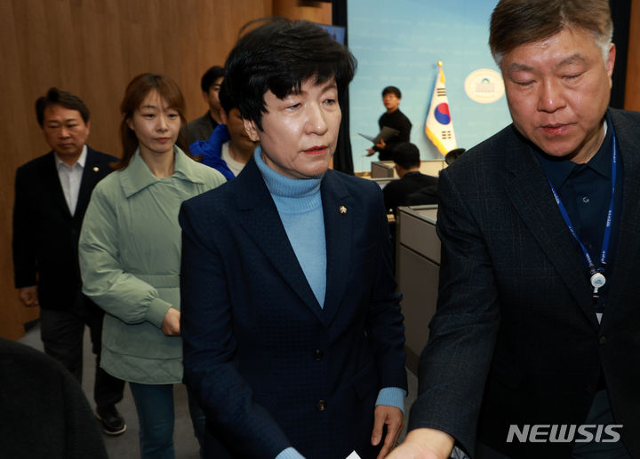 [서울=뉴시스] 고범준 기자 = 김영주 국회부의장이 19일 오후 서울 여의도 국회 소통관에서 더불어민주당 탈당 선언 기자회견을 마치고 이동하고 있다. 2024.02.19. bjko@newsis.com