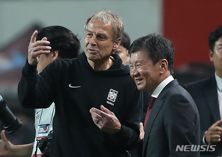 [서울=뉴시스] 김명년 기자 = 정몽규 대한축구협회장이 위르겐 클린스만 축구 대표팀 감독을 일방적으로 임명했다며 시민단체로부터 강요, 업무방해, 업무상 배임 등 혐의로 고발 당하자 서울 종로경찰서가  서울경찰청으로부터 사건을 배당 받아 수사에 착수했다고 19일 밝혔다. 사진은 지난해 10월 13일 서울 마포구 서울월드컵경기장에서 열린 하나은행 초청 축구 국가대표 평가전 대한민국과 튀니지의 경기에서 클린스만 감독과 대화하고 있는 정몽규 회장. 2024.02.19. kmn@newsis.com