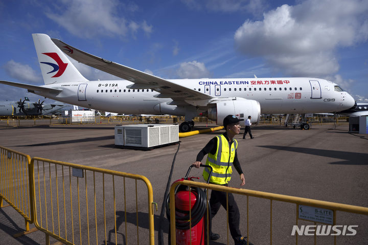 [싱가포르=AP/뉴시스] 20일(현지시각) 싱가포르의 창이 국제공항에서 열린 싱가포르 에어쇼 첫날 중국 코맥(COMAC)의 C919가 전시돼 있다. 2024.02.20. 