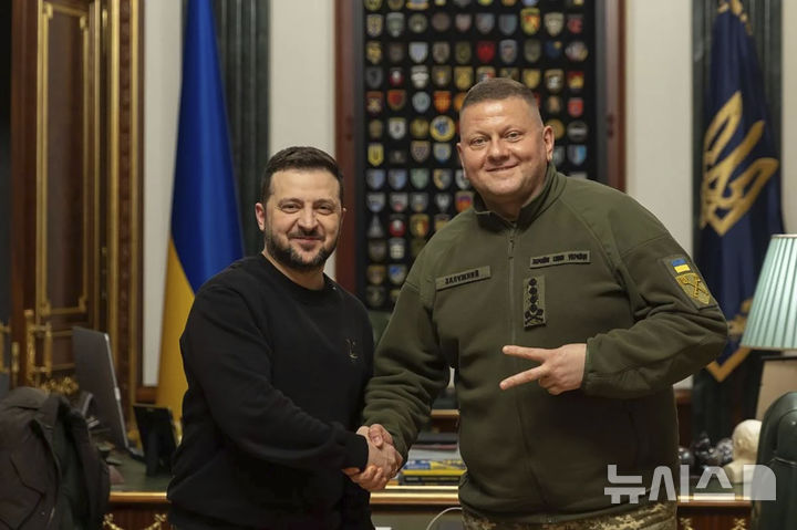 [키이우=AP/뉴시스] 2025년 2월 8일(현지 시간) 우크라이나 수도 키이우에서 볼로디미르 젤렌스키 대통령(왼쪽)과 발레리 잘루즈니 당시 총사령관. (사진=뉴시스DB)