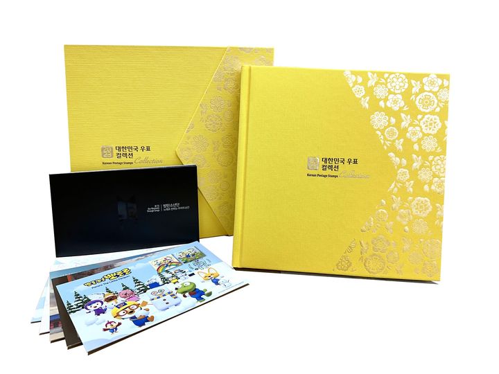 [서울=뉴시스] 과학기술정보통신부 우정사업본부는 지난해 발행한 88종의 우표를 정리해 수록한 '2023 대한민국 우표컬렉션'을 오는 28일부터 판매한다고 20일 밝혔다. (사진=우정사업본부 제공) *재판매 및 DB 금지