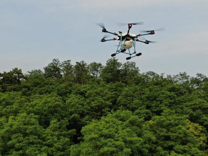 [서울=뉴시스] KT가 인천 서구청과 함께 국토교통부가 추진하고 항공안전기술원이 주관하는 드론 실증도시 구축사업 공모에 참여한다고 20일 밝혔다. 사진은 드론을 활용한 산불화재 감시 모습 (사진=KT 제공) *재판매 및 DB 금지