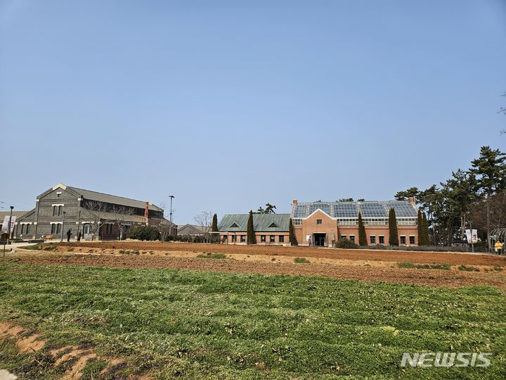 [고창=뉴시스] 류난영 기자 = 전북 고창에 위치한 매일유업 상하농원 전경. 상하농원은 약 3만평 대지에 자연과 사람이 공생할 수 있는 건강한 농촌을 꿈꾸며 조성된 농어촌 테마공원이다. 농림축산식품부와 고창군, 매일유업의 공동 투자로 조성된 상하농원은 2008년 첫 삽을 뜬 이후 8년이라는 준비기간을 거쳐 2016년 4월 공식 개장했다.