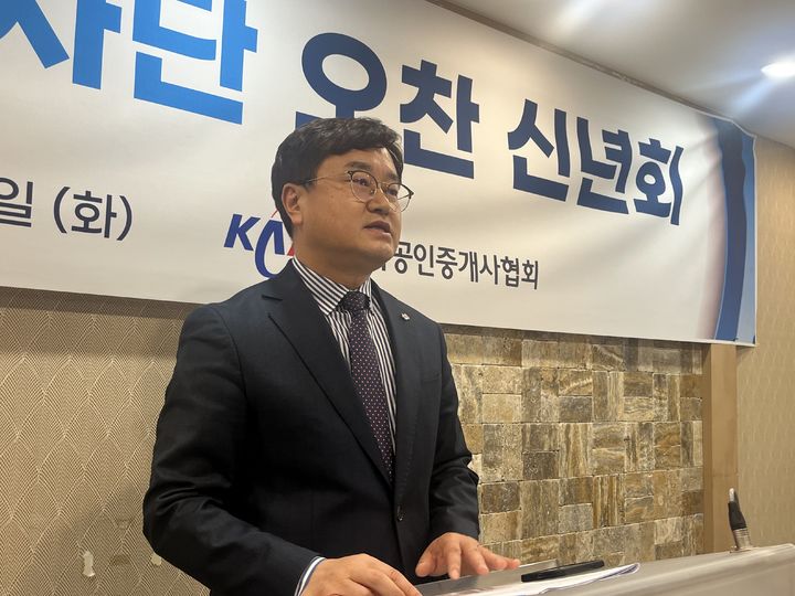 이종혁 한국공인중개사협회장이 20일 서울 중구 일대에서 열린 출입기자단과의 간담회에서 발언하고 있다. *재판매 및 DB 금지