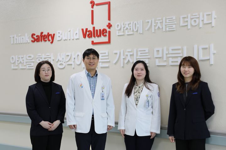 [인천=뉴시스] 인하대병원 외과 이진욱 교수, 이선민(왼쪽 두번째부터 오른쪽으로) 교수, 로봇수술코디네이터 최지선 간호사, 전미숙 간호사. (사진=인하대병원 제공)&nbsp;&nbsp;&nbsp;&nbsp; *재판매 및 DB 금지