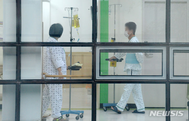 [전주=뉴시스] 김얼 기자 = 정부의 의대정원 확대에 반발해 전북대학교 병원 전공의들이 사직서를 내고 업무 중단에 동참한 20일 전북 전주시 전북대학교 병원 입원 병동에서 환자들이 이동하고 있다. 2024.02.20. pmkeul@newsis.com