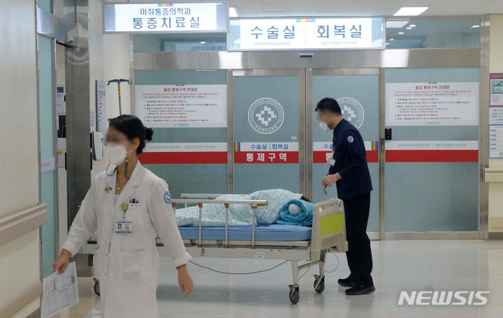 [전주=뉴시스] 김얼 기자 = 정부의 의대정원 확대에 반발해 전북대학교 병원 전공의들이 사직서를 내고 업무 중단에 동참한 20일 전북 전주시 전북대학교 병원 수술실 앞으로 의료진과 환자가 이동하고 있다. 2024.02.20. pmkeul@newsis.com