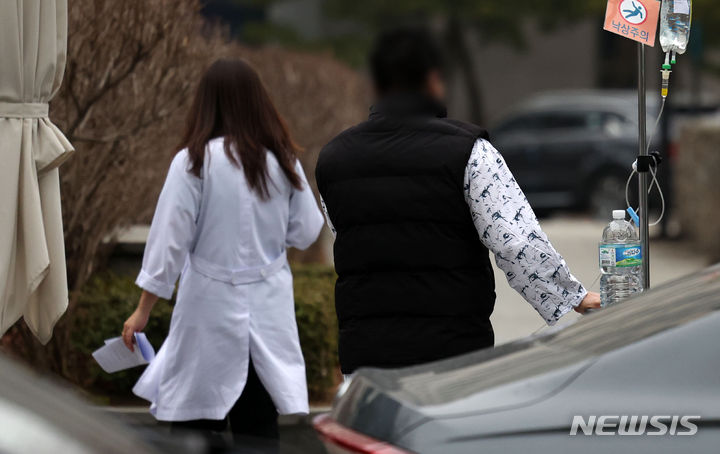 [서울=뉴시스] 김선웅 기자 = 주요 병원 전공의들이 의대 정원 확대에 반발하며 근무를 중단하기 시작한 20일 서울 소재 대형병원에서 한 환자가 이동하고 있다. 2024.02.20. mangusta@newsis.com