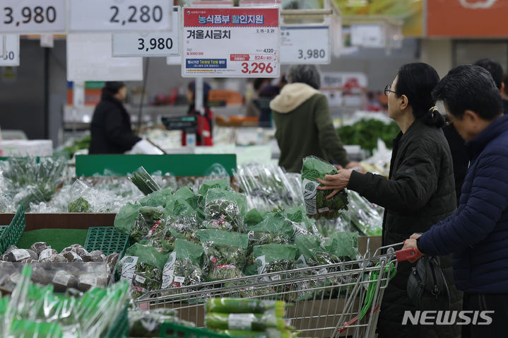 [서울=뉴시스] 김진아 기자 = 사진은 장 보는 시민들 모습. 2024.02.20. bluesoda@newsis.com