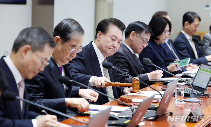 [서울=뉴시스] 전신 기자 = 윤석열 대통령이 20일 서울 용산 대통령실 청사에서 열린 국무회의를 주재하고 있다. (대통령실통신사진기자단) 2024.02.20. photo1006@newsis.com