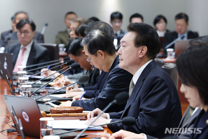 [서울=뉴시스] 전신 기자 = 윤석열 대통령이 20일 서울 용산 대통령실 청사에서 열린 국무회의를 주재하고 있다. (대통령실통신사진기자단) 2024.02.20. photo1006@newsis.com