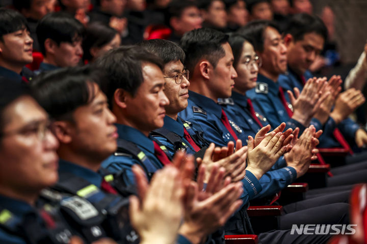 [서울=뉴시스] 정병혁 기자 = 20일 서울 종로구 서울경찰청에서 열린 서울경찰청 기동순찰대 및 형사기동대 합동발대식에서 경찰관들이 박수를 치고 있다. 2024.02.20. jhope@newsis.com