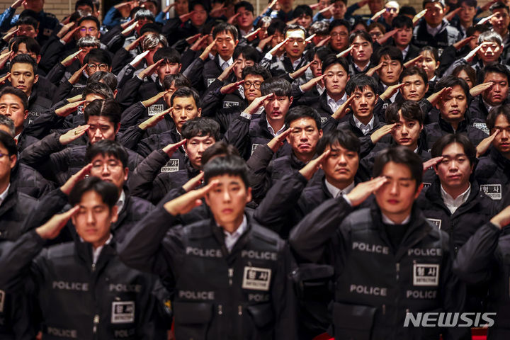 [서울=뉴시스] 정병혁 기자 = 윤희경 경찰청장과 조지호 서울경찰청장을 비롯한 경찰관들이 20일 서울 종로구 서울경찰청에서 열린 서울경찰청 기동순찰대 및 형사기동대 합동발대식에서 경찰관들이 국민의례를 하고 있다. 2024.02.20. jhope@newsis.com