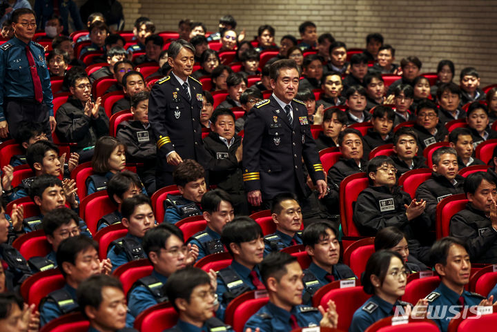 [서울=뉴시스] 정병혁 기자 = 윤희경 경찰청장과 조지호 서울경찰청장을 비롯한 경찰관들이 20일 서울 종로구 서울경찰청에서 열린 서울경찰청 기동순찰대 및 형사기동대 합동발대식에 참석하고 있다. 2024.02.20. jhope@newsis.com