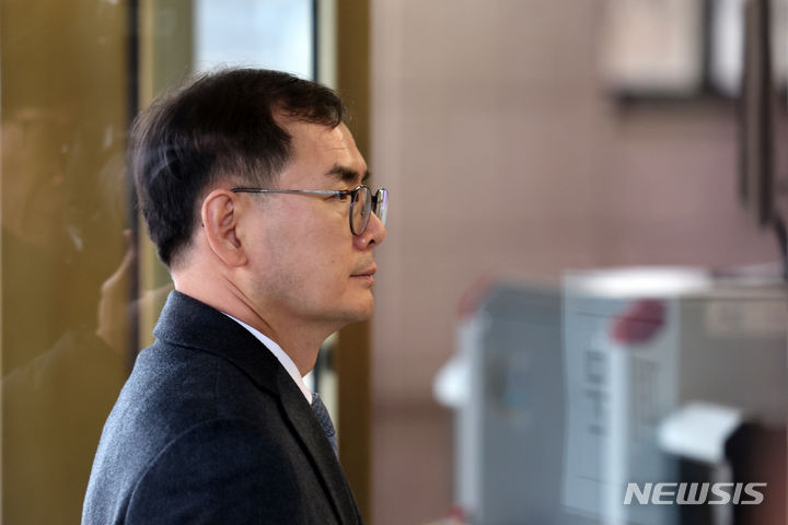 [서울=뉴시스] 조성우 기자 = 안동완 부산지검 2차장검사가 지난해 2월 20일 오후 서울 종로구 헌법재판소 대심판정에서 열린 자신의 탄핵심판 사건 첫 변론기일에 출석하고 있다. 2024.02.20. xconfind@newsis.com