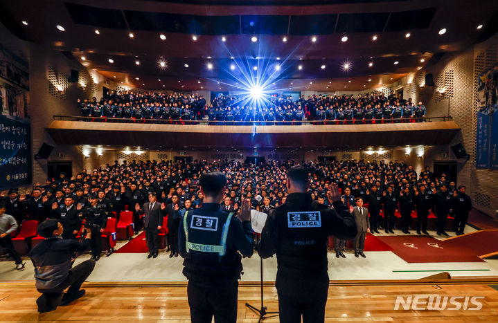 [서울=뉴시스] 정병혁 기자 = 20일 서울 종로구 서울경찰청에서 열린 서울경찰청 기동순찰대 및 형사기동대 합동발대식에서 경찰관들이 결의문을 낭독하고 있다. 2024.02.20. jhope@newsis.com