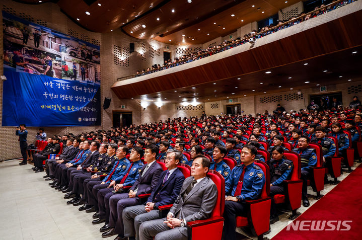 [서울=뉴시스] 정병혁 기자 = 윤희경 경찰청장과 조지호 서울경찰청장을 비롯한 경찰관들이 20일 서울 종로구 서울경찰청에서 열린 서울경찰청 기동순찰대 및 형사기동대 합동발대식에 참석해 있다. 2024.02.20. jhope@newsis.com